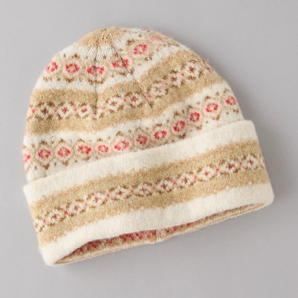 American Eagle AE Tan White Fair Isle Beanie Pattern Knit Hat Winter Fall Fluffy